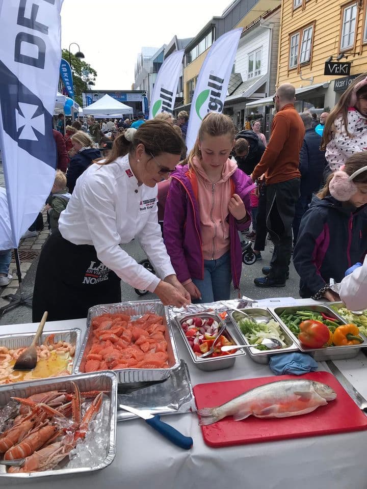 Kokk og jente lager mat på Laksens Dag